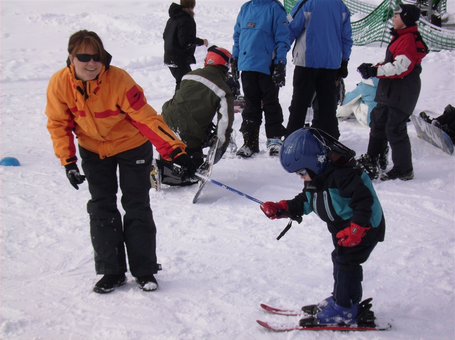 Daniela und Lukas probieren Ihr Glück im Schnee.