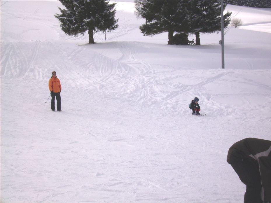 Daniela und Lukas probieren Ihr Glück im Schnee.