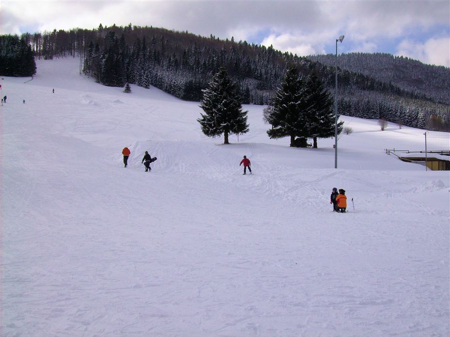 Daniela und Lukas probieren Ihr Glück im Schnee.